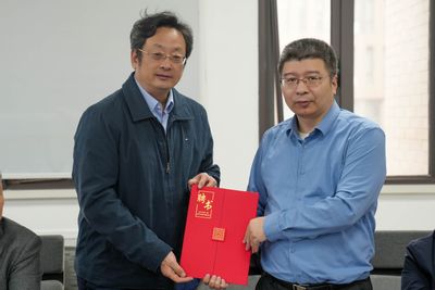 6-4颁发聘书.jpg