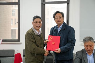 6-2颁发聘书.jpg