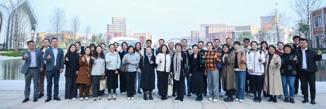 华为-湖边大合照.jpg